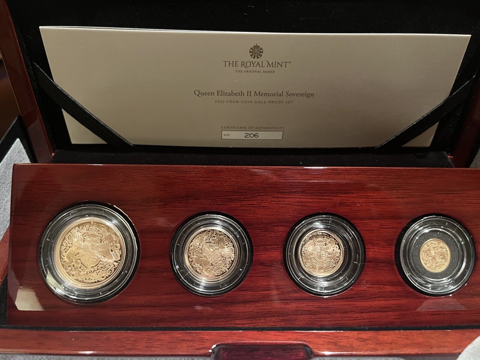 [In Hand] Queen Elizabeth II Memorial Sovereign 2022 Four-Coin Gold Proof Set