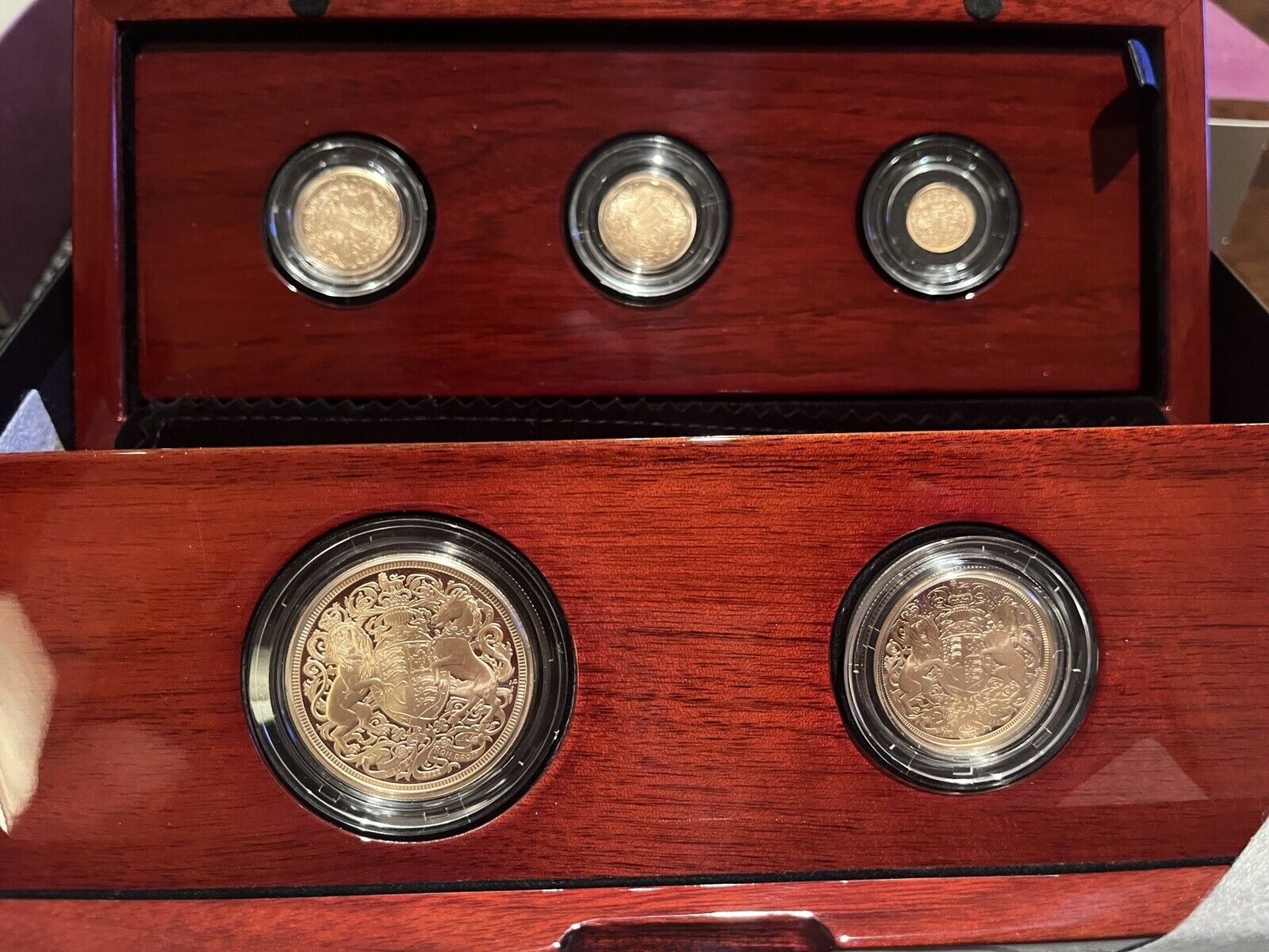 [In Hand] Queen Elizabeth II Memorial Sovereign 2022 Five-Coin Gold Proof Set